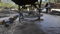 Puluhan rumah di dusun tersebut terendam luapan air sungai bercampur material lahar dingin erupsi Gunung Semeru akibat diguyur hujan deras pada Selasa (7/12) dan Rabu (8/12) malam.