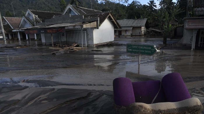 Puluhan Rumah di Desa Kamar Kajang Terendam Banjir Lahar Dingin Semeru Kondisi pemukiman warga yang tertimbun pasir dan batu di Dusun Kamar Kajang, Candipuro, Lumajang, Jawa Timur, Kamis (9/12/2021). Puluhan rumah di dusun tersebut terendam luapan air sungai bercampur material lahar dingin erupsi Gunung Semeru akibat diguyur hujan deras pada Selasa (7/12) dan Rabu (8/12) malam . ANTARA FOTO/Zabur Karuru/hp.