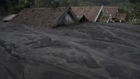Kondisi rumah yang rusak akibat erupsi Gunung Semeru membuat ribuan warga kini mengungsi ke tempat yang lebih aman.