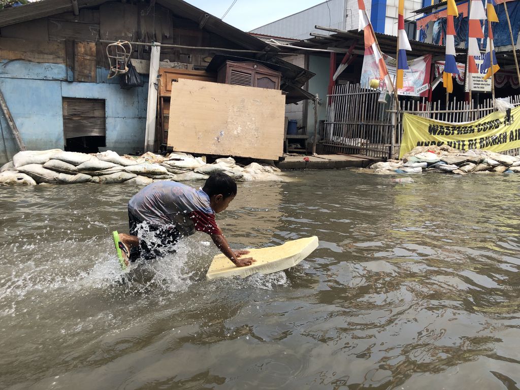 Riangnya Anak-anak Berenang Saat Banjir Rob di Muara Angke (Foto: Hanafi/detikcom)