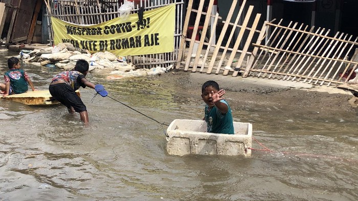 Riangnya Anak-anak Berenang Saat Banjir Rob di Muara Angke (Foto: Hanafi/detikcom)