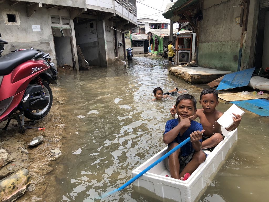 Riangnya Anak-anak Berenang Saat Banjir Rob di Muara Angke (Foto: Hanafi/detikcom)