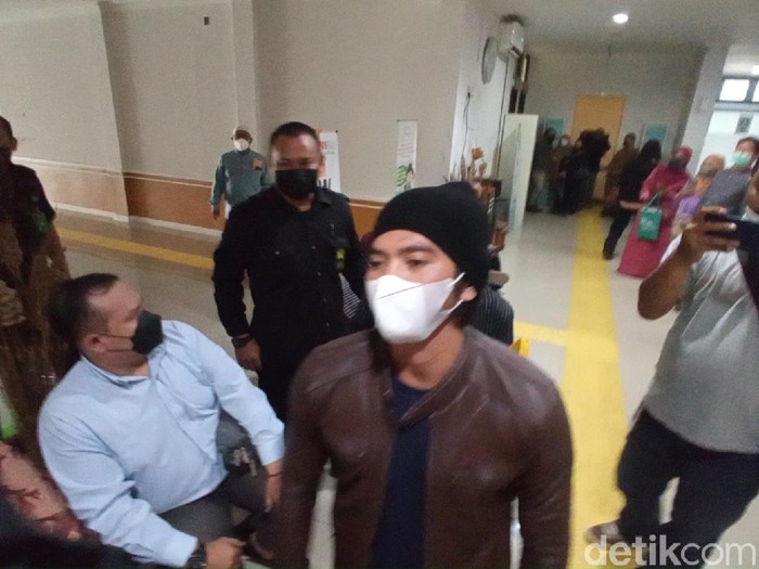 Rizki DA hadiri sidang cerai dengan Nadya Mustika.
