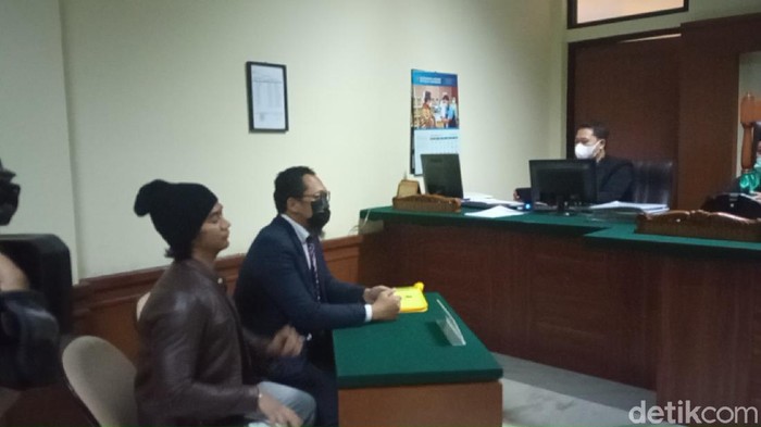 Rizki DA hadiri sidang cerai dengan Nadya Mustika.