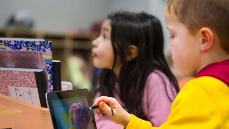 Pandemi mengubah sistem pembelajaran menjadi kelas virtual. Kelas Juara bersama Google Indonesia gelar Roadshow Google for Education untuk pendidikan Indonesia.