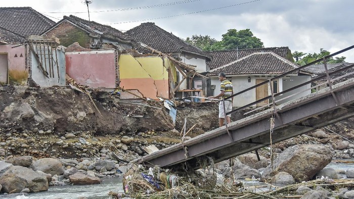Rumah-Jembatan Rusak Diterjang Banjir dan Longsor di Lombok Barat Seorang penduduk berdiri di atas jembatan yang ambruk diterjang banjir di Desa Lembah Sari, Kecamatan Batulayar, Lombok Barat, NTB, Kamis (9/12/2021). Empat hari pascabanjir bandang yang melanda daerah tersebut warga mulai kembali kerumahnya untuk membersihkan dan mengamankan barang-barangnya yang masih tersisa.ANTARA FOTO/Ahmad Subaidi/hp.