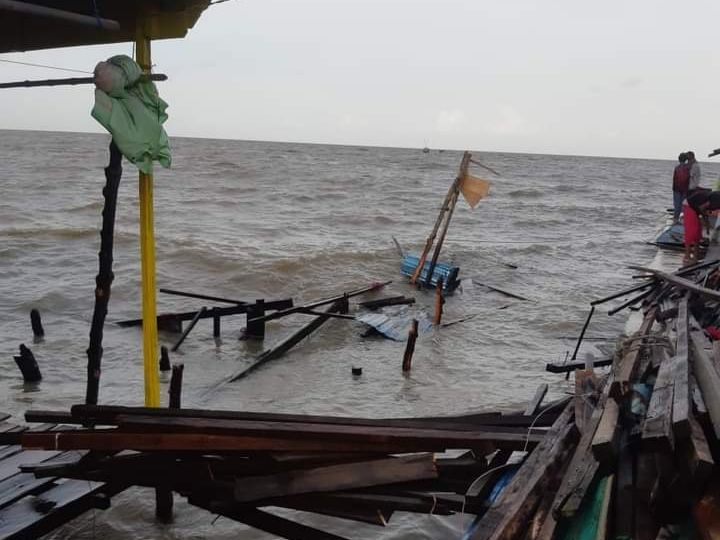 Rumah warga Suku Laut di Riau rusak diterjang ombak tinggi (dok. Istimewa)