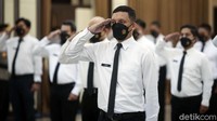Saat dilantik, ks pegawai KPK ini kompak mengenakan kemeja putih dan dasi berwarna hitam.