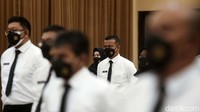 Seperti diketahui, sebanyak 57 mantan pegawai KPK diberhentikan karena tidak lulus tes wawasan kebangsaan (TWK). Sebanyak 44 orang menyatakan menerima tawaran menjadi ASN Polri. Namun 12 orang eks pegawai KPK lainnya menolak tawaran tersebut.