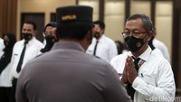 Mantan penyidik KPK, Praswad Nugraha, mengungkap 12 nama eks pegawai KPK yang menolak tawaran menjadi ASN Polri. Ada nama Rasamala Aritonang hingga Rieswin Rachwell.