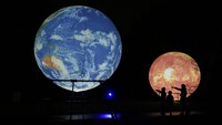 Ada beragam kreasi seni yang ditampilkan dalam festival cahaya itu. Salah satunya kreasi berbentuk menyerupai bumi, matahari, dan berbagai planet lainnya. 