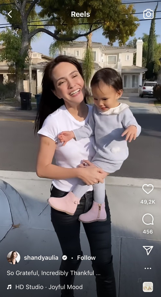 Melalui akun Instagram pribadinya Shandy Aulia terlihat membagikan foto-fotonya bersama sang anak selama berlibur di Amerika Serikat. Raut wajah bahagia pun tampak jelas terlihat di wajah Shandy Aulia dan sang anak. Foto: Instagram/@shandyaulia