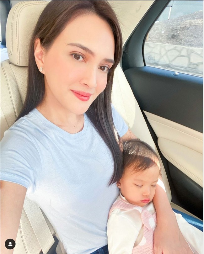 Dalam foto-foto yang dibagikan Shandy Aulia hanya terlihat berdua bersama sang anak. Hal itu yang kemudian membuat sebagian netizen jadi bertanya-tanya di mana suami Shandy Aulia, David Herbowo. Foto: Instagram/@shandyaulia