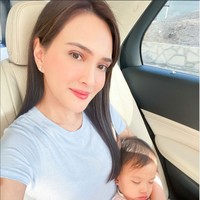 Dalam foto-foto yang dibagikan Shandy Aulia hanya terlihat berdua bersama sang anak. Hal itu yang kemudian membuat sebagian netizen jadi bertanya-tanya di mana suami Shandy Aulia, David Herbowo. Foto: Instagram/@shandyaulia