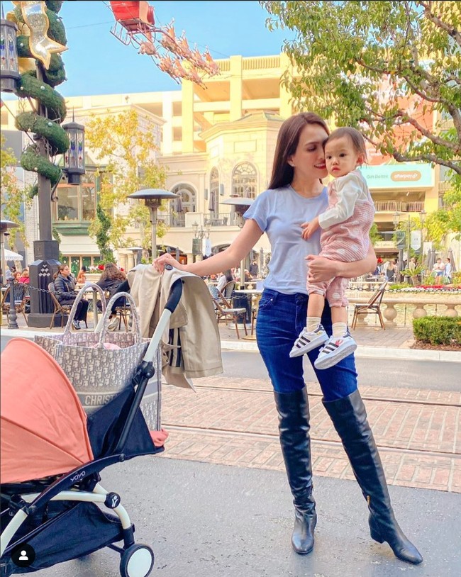 Papa ny kok g ikut, komentar salah seorang netizen. Papa claire koq ga ada, kasian claire, tulis komentar lain. Dady mana miss claire sayang, kalian hrs selalu bersama, komentar lainnya. Foto: Instagram/@shandyaulia