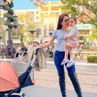 Papa ny kok g ikut, komentar salah seorang netizen. Papa claire koq ga ada, kasian claire, tulis komentar lain. Dady mana miss claire sayang, kalian hrs selalu bersama, komentar lainnya. Foto: Instagram/@shandyaulia