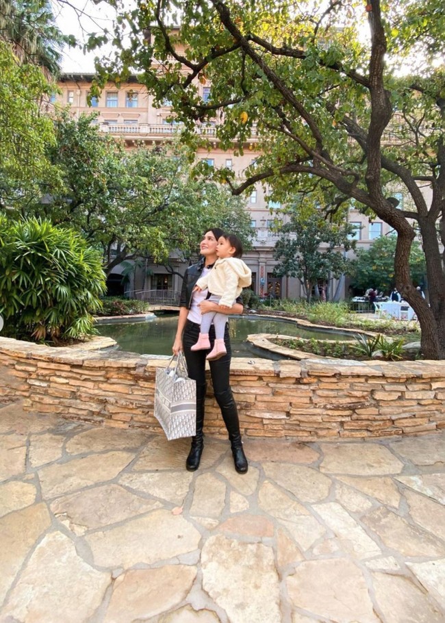 Shandy Aulia sendiri tampak tidak merespon pertanyaan-pertanyaan netizen terkait keberadaan suaminya itu. Sebelumnya hubungan Shandy dan sang suami sendiri memang sempat dikabarkan renggang. Foto: Instagram/@shandyaulia