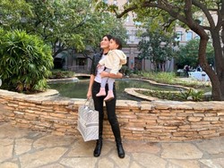 7 Gaya Stylish Shandy Aulia Liburan di Amerika Sambil Momong Anak