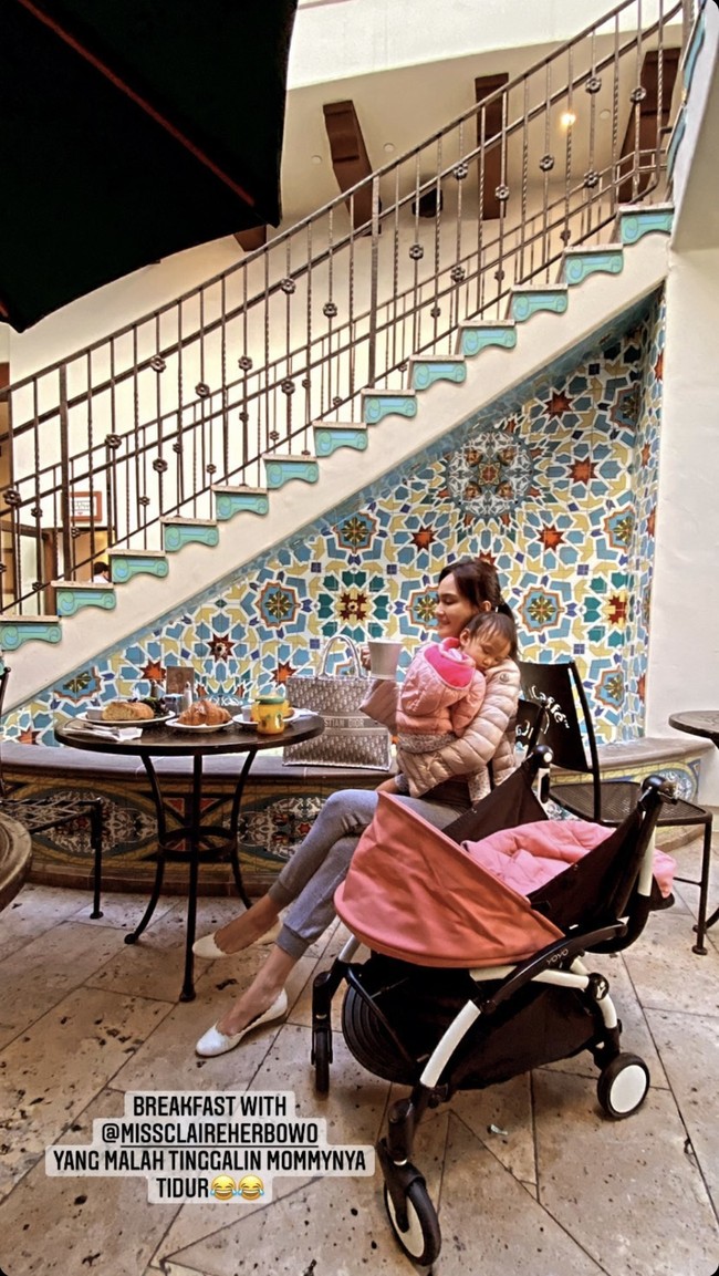Shandy Auliat saat ini diketahui tengah bertolak ke Amerika Serikat untuk menghabiskan waktu berliburnya. Tak hanya sendiri, Shandy pun tampak mengajak serta putri kecilnya, Claire Herbowo. Foto: Instagram/@shandyaulia