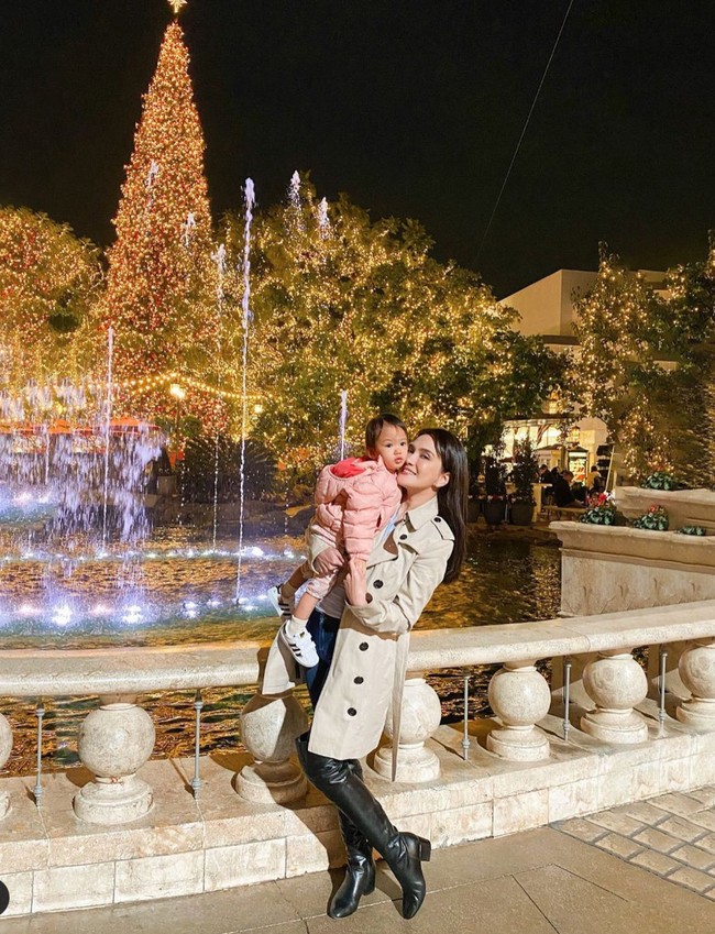 Selama berlibur di Amerika penampilan Shandy pun selalu terlihat stylish dan memukau. Seperti dalam foto yang satu ini, Shandy tampak mengenakan outer berwarna coklat yang dipadukan dengan celana jeans panjang dan sepatu boots berwarna hitam. Foto: Instagram/@shandyaulia