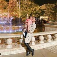 Selama berlibur di Amerika penampilan Shandy pun selalu terlihat stylish dan memukau. Seperti dalam foto yang satu ini, Shandy tampak mengenakan outer berwarna coklat yang dipadukan dengan celana jeans panjang dan sepatu boots berwarna hitam. Foto: Instagram/@shandyaulia