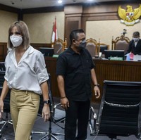 Rambut bob ditata dengan gaya sleek menggunakan flat iron sehingga tampak rapi. Foto: ANTARA FOTO/M RISYAL HIDAYAT