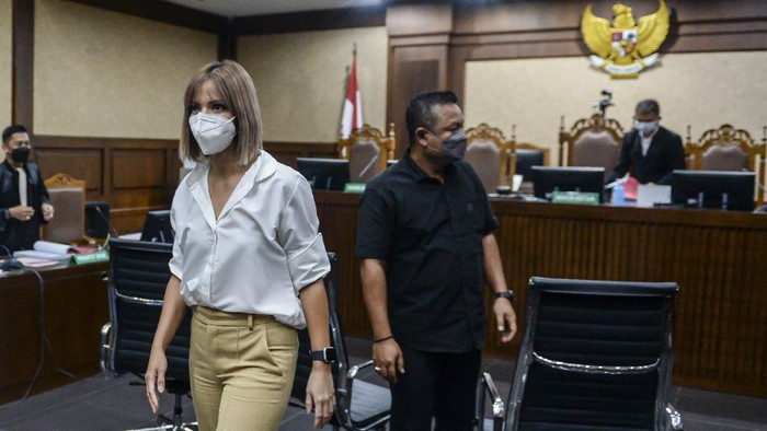 SIDANG LANJUTAN NIA RAMADHANI DAN ARDIE BAKRIE Terdakwa kasus penyalahgunaan narkoba Nia Ramadhani (kiri) mengikuti jalannya sidang kasus narkoba di Pengadilan Negeri (PN) Jakarta Pusat, Jakarta, Kamis (9/12/2021). Sidang penyalahgunaan narkoba tersebut beragendakan mendengarkan keterangan saksi yang dihadirkan Jaksa Penuntut Umum (JPU). ANTARA FOTO/M Risyal Hidayat/rwa.
