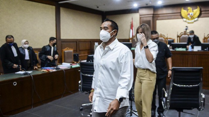 Terdakwa kasus penyalahgunaan narkoba Nia Ramadhani (kiri) mengikuti jalannya sidang kasus narkoba di Pengadilan Negeri (PN) Jakarta Pusat, Jakarta, Kamis (9/12/2021). Sidang penyalahgunaan narkoba tersebut beragendakan mendengarkan keterangan saksi yang dihadirkan Jaksa Penuntut Umum (JPU). ANTARA FOTO/M Risyal Hidayat/rwa.