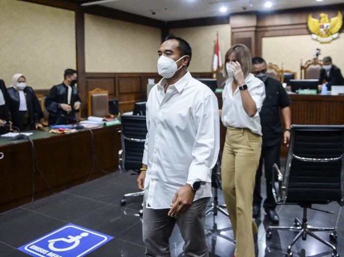 Terdakwa kasus penyalahgunaan narkoba Nia Ramadhani (kiri) mengikuti jalannya sidang kasus narkoba di Pengadilan Negeri (PN) Jakarta Pusat, Jakarta, Kamis (9/12/2021). Sidang penyalahgunaan narkoba tersebut beragendakan mendengarkan keterangan saksi yang dihadirkan Jaksa Penuntut Umum (JPU). ANTARA FOTO/M Risyal Hidayat/rwa.