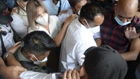 Usai sidang, mereka keluar dengan pengawalan.