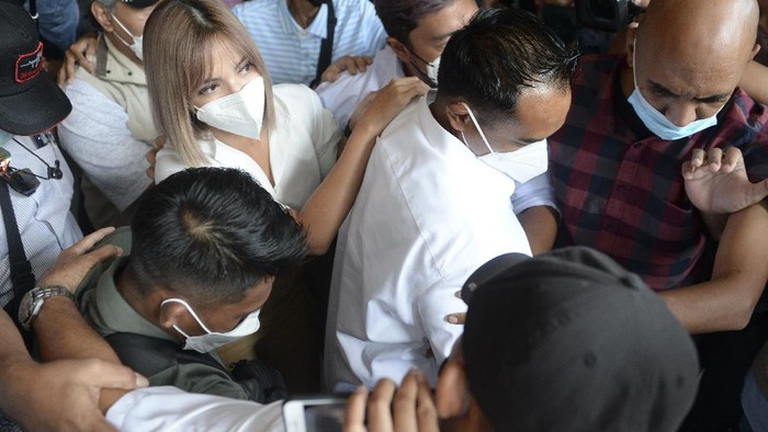 SIDANG LANJUTAN NIA RAMADHANI DAN ARDIE BAKRIE Terdakwa kasus penyalahgunaan narkoba Nia Ramadhani (kiri) mengikuti jalannya sidang kasus narkoba di Pengadilan Negeri (PN) Jakarta Pusat, Jakarta, Kamis (9/12/2021). Sidang penyalahgunaan narkoba tersebut beragendakan mendengarkan keterangan saksi yang dihadirkan Jaksa Penuntut Umum (JPU). ANTARA FOTO/M Risyal Hidayat/rwa.