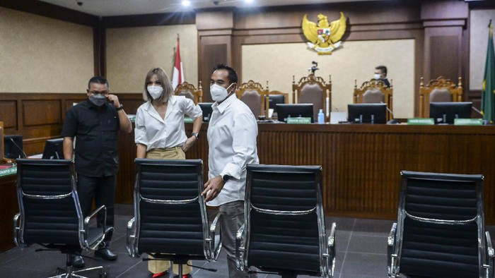 SIDANG LANJUTAN NIA RAMADHANI DAN ARDIE BAKRIE Terdakwa kasus penyalahgunaan narkoba Nia Ramadhani (kiri) mengikuti jalannya sidang kasus narkoba di Pengadilan Negeri (PN) Jakarta Pusat, Jakarta, Kamis (9/12/2021). Sidang penyalahgunaan narkoba tersebut beragendakan mendengarkan keterangan saksi yang dihadirkan Jaksa Penuntut Umum (JPU). ANTARA FOTO/M Risyal Hidayat/rwa.