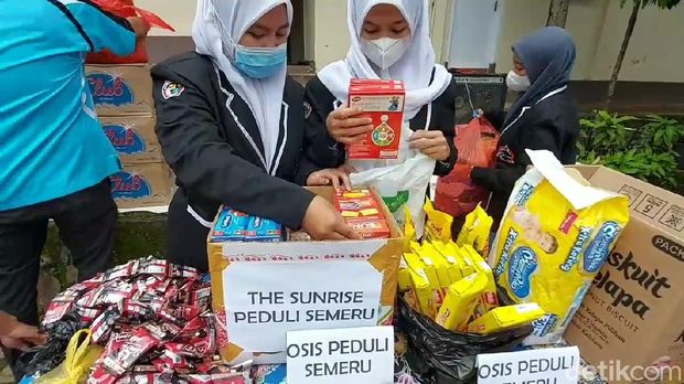 siswa sekolah di lereng bromo bantu korban semeru