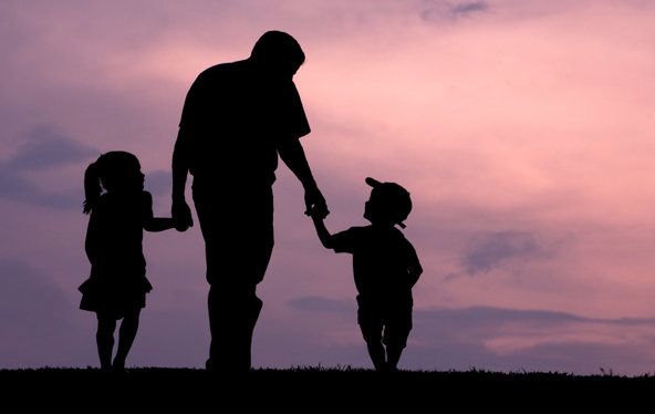 So Sweet! Aksi Ayah Belikan Kue Kesukaan sang Anak Ini Bikin Netizen Iri