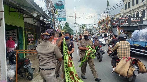 Suasana penurunan bendera ormas di Jalan Hasyim Ashari (Khairul Ma'arif-detikcom)