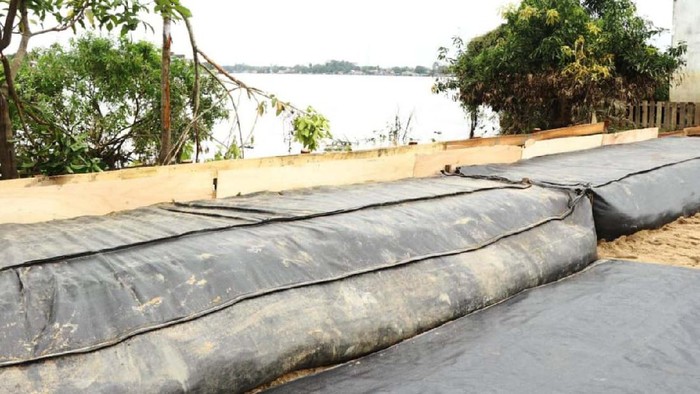 Presiden Jokowi meninjau progres penanganan bencana banjir di Sintang, Kalbar. Pemerintah menargetkan infrastruktur tanggap darurat berupa tanggul banjir rampung pada Maret 2022.