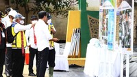 Kami meninjau pembangunan infrastruktur dalam mengatasi Banjir Sintang dalam jangka pendek yaitu dengan membuat tanggul dari geobag dan geotube yang diisi pasir. Diharapkan dalam jangka pendek dapat mengatasi banjir, kata Presiden Jokowi dalam keterangannya.
