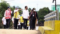 Presiden Joko Widodo (Jokowi) bersama sebagian jajaran menteri meninjau progres penanganan bencana banjir di Sintang,  Kalimantan Barat, Rabu (8/12) kemarin.
