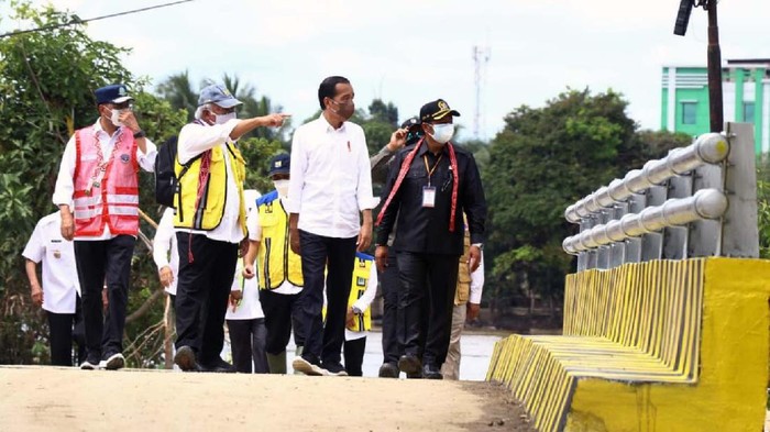 Presiden Jokowi meninjau progres penanganan bencana banjir di Sintang, Kalbar. Pemerintah menargetkan infrastruktur tanggap darurat berupa tanggul banjir rampung pada Maret 2022.