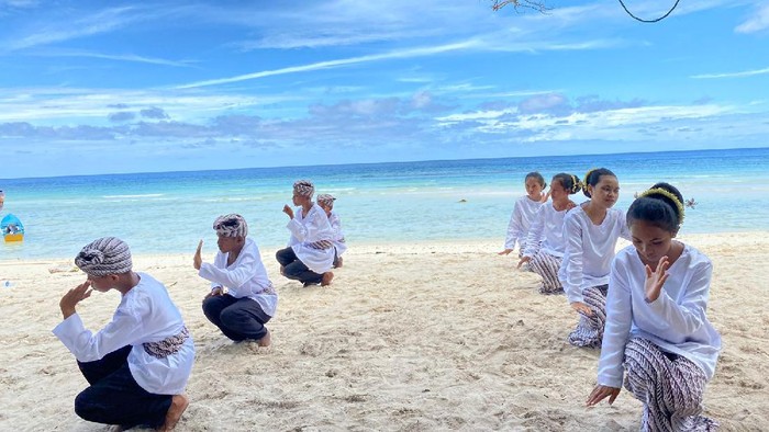 Festival Tanjung Waka di Kepulauan Sula, NTT.