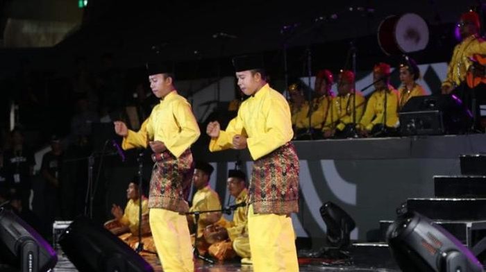 Tari Zapin Siak yang menggunakan pakaian adat Riau