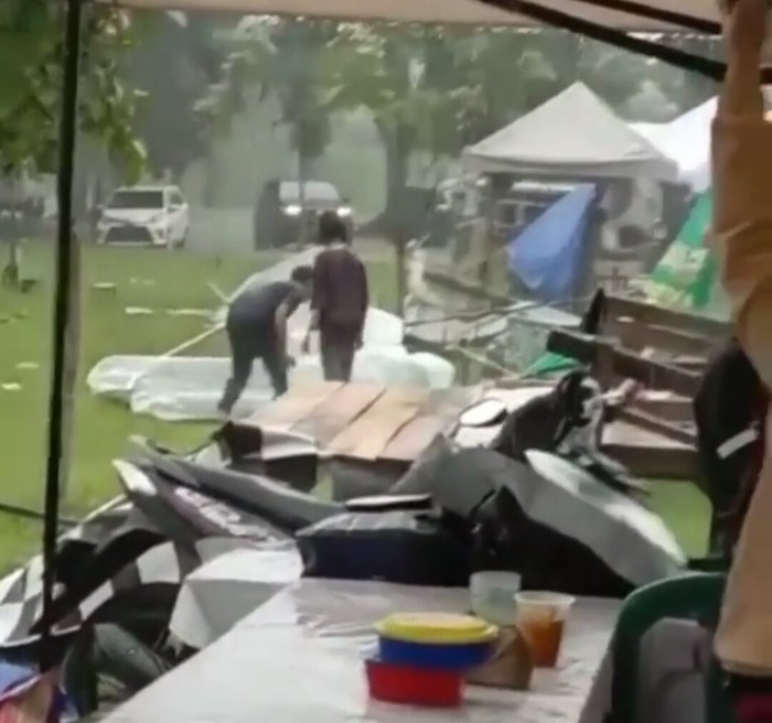 Tenda pedagang di area lapang tembak di Cimahi rusak diterjang angin