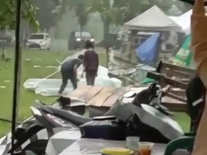 Tenda Pedagang di Cimahi Porak Poranda Diterjang Hujan Angin