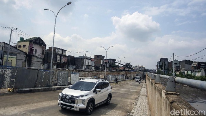 Underpass Cibitung, Jakarta, tengah diujicoba. Uji coba underpass ini dilakukan dengan menggunakan satu ruas jalan.