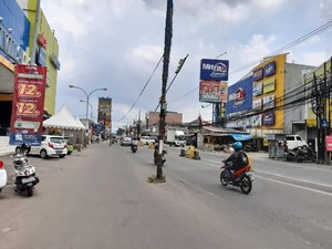 Tiang di Depan Living Plaza Cinere Depok Dianggap Bahayakan Kendaraan
