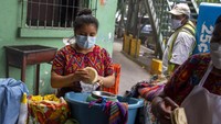 Dominasi perempuan di toko merupakan bagian dari pembagian gender yang dimulai sejak dini dan perempuan masih sering kekurangan dukungan yang dibutuhkan untuk melanjutkan pendidikan mereka. Beberapa mengatakan bahwa mereka berpenghasilan hanya $ 65 per bulan.