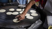 Felipa de Jesus Otzoy (55), membalik tortilla jagung yang dimasak di atas wajan atau comal panas di kios pasarnya di Guatemala City. Otzoy telah membuat tortilla buatan tangan di tempat yang sama selama 35 tahun. Hanya sedikit yang dibayar dengan upah minimum resmi dan ada juga yang tidak dibayar sama sekali. Mereka biasanya tidak punya waktu untuk belajar dan sudah menghadapi diskriminasi sebagai perempuan pribumi dari pedesaan. Bekerja di toko tortilla menjadi pilihan terakhir.