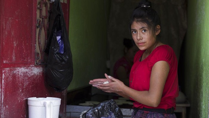 Tortilla Guatemala Tortilla buatan tangan adalah hal wajib setiap kali makan bagi jutaan keluarga di Guatemala. Tapi di balik itu, ada perempuan muda yang bekerja luar biasa hingga 7 hari seminggu dengan upah kecil, Kamis, (9/12/2021). (AP Photo/Moises Castillo)