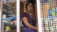 Menurut studi, hari kerja yang panjang, upah rendah dan kondisi buruk di toko-toko tortilla merenggut masa muda para pekerja. Sekitar 60% dilaporkan bekerja tujuh hari seminggu. Persentase yang sama mengatakan mereka bekerja lebih dari 11 jam sehari. Kebanyakan dari mereka berusia 20 tahun bahkan lebih muda. 