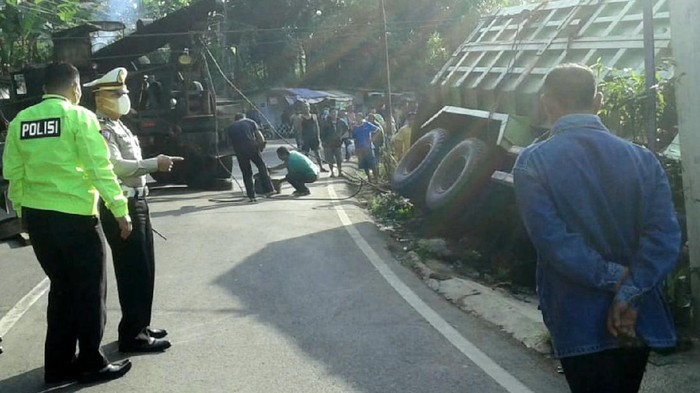 Truk Terguling di Sukabumi